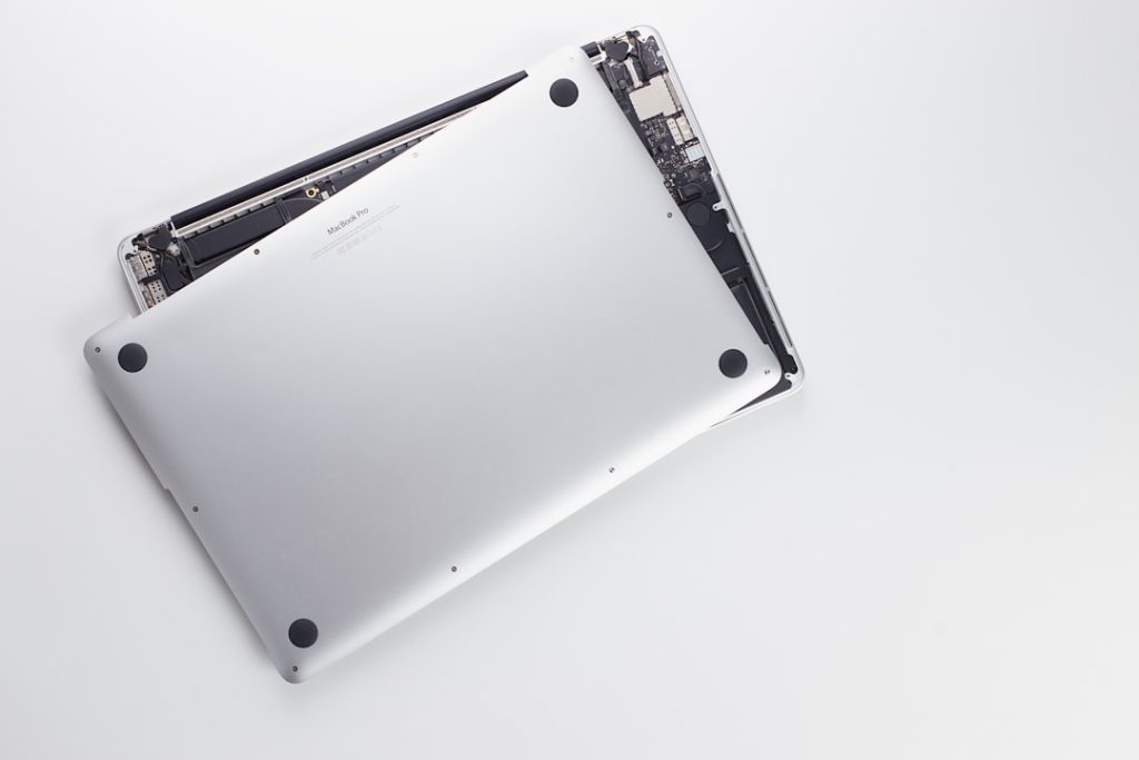 silver-laptop-computer-on-white-surface-eqojpetckni Kostenvoranschlag